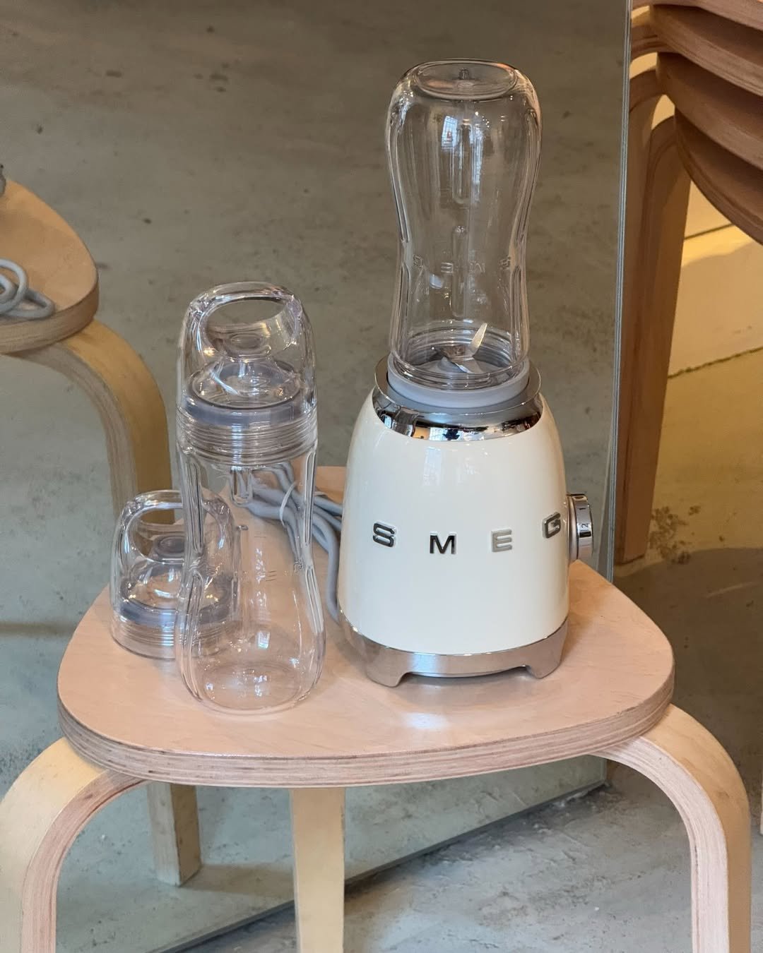 Elegant 50's Style White SMEG Blender